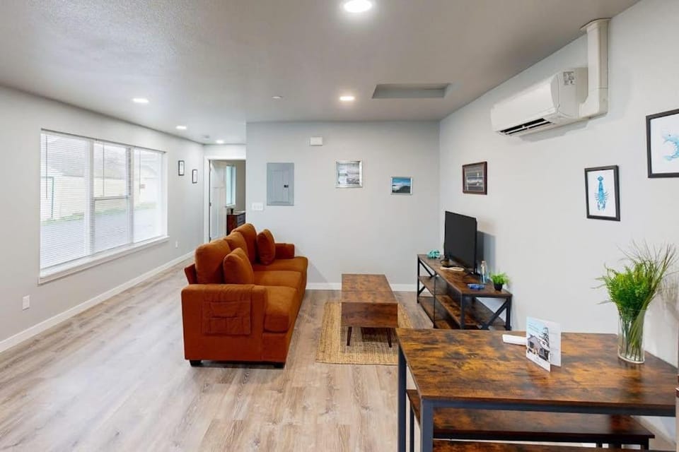 Spacious multi-unit coastal getaway close to the river and downtown with WiFi House in Oregon