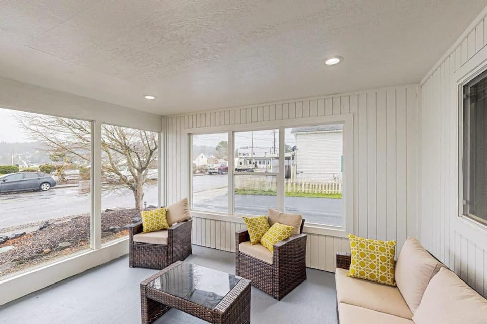 Spacious multi-unit coastal getaway close to the river and downtown with WiFi House in Oregon