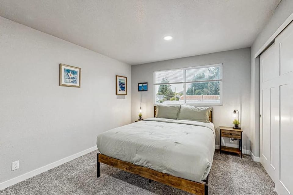 Spacious condo close to the river with WiFi streaming washer&dryer House in Oregon