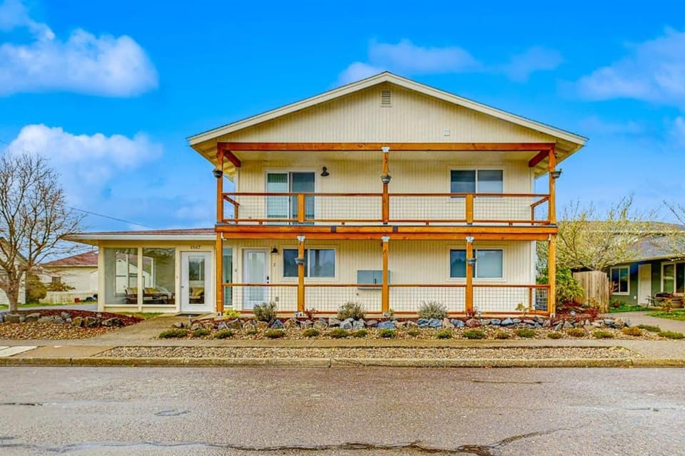 Spacious condo close to the river with WiFi streaming washer&dryer House in Oregon