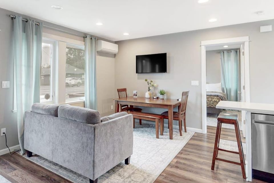 Newly built home with hot tub & great backyard - walk to the river Old Town House in Oregon