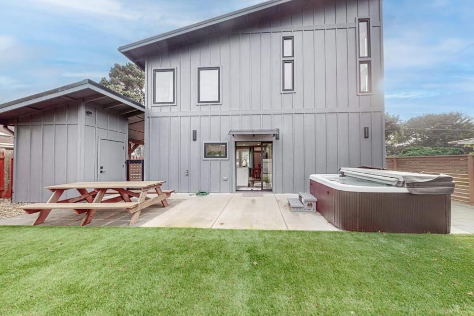 Newly built home with hot tub & great backyard - walk to the river Old Town House in Oregon