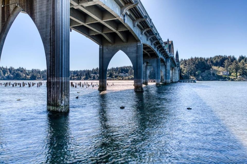 Gorgeous riverfront rental with excellent views & large private deck House in Oregon