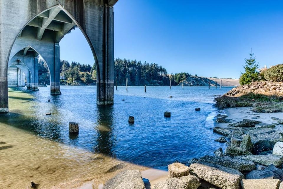 Gorgeous riverfront rental with excellent views & large private deck House in Oregon