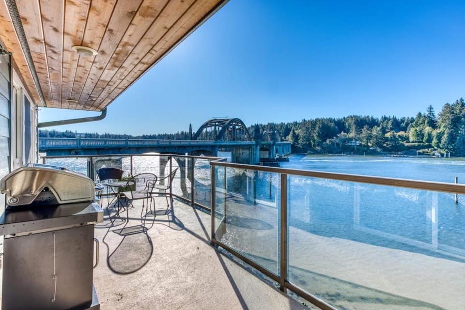 Gorgeous riverfront rental with excellent views & large private deck House in Oregon