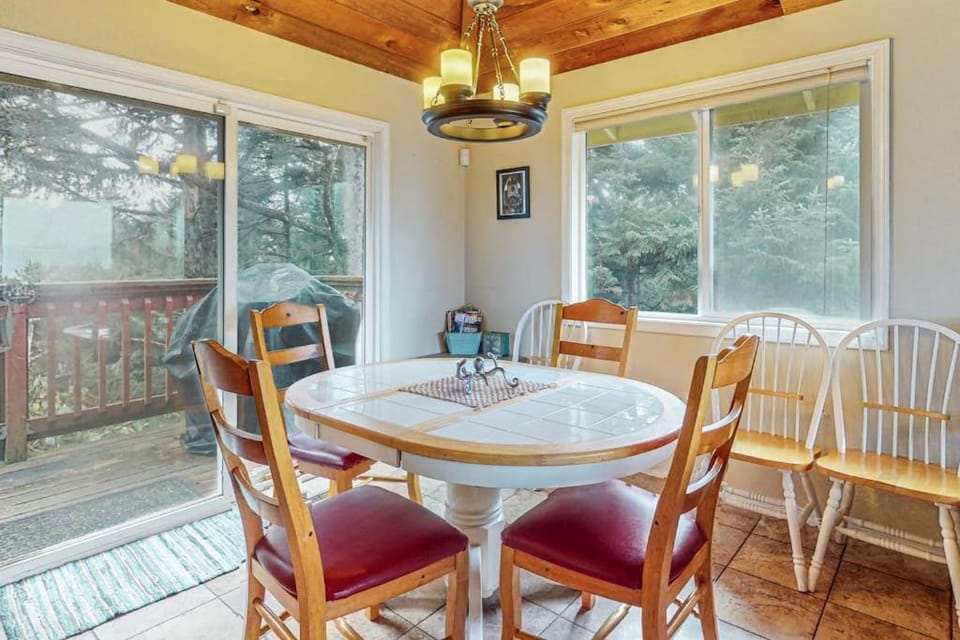 Elegant home with stunning ocean views & dog friendly House in Oregon