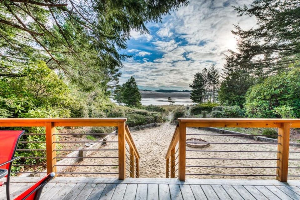 Gorgeous riverfront house with entertainment - near Bay Street and the beach House in Oregon