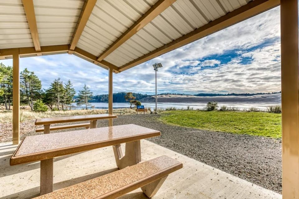 Gorgeous riverfront house with entertainment - near Bay Street and the beach House in Oregon