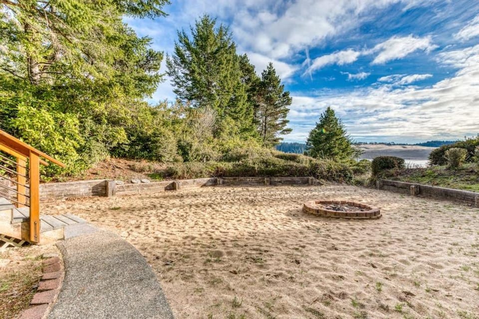 Gorgeous riverfront house with entertainment - near Bay Street and the beach House in Oregon
