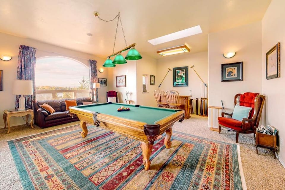 Stunning Spacious Riverfront House with Private Sauna House in Oregon