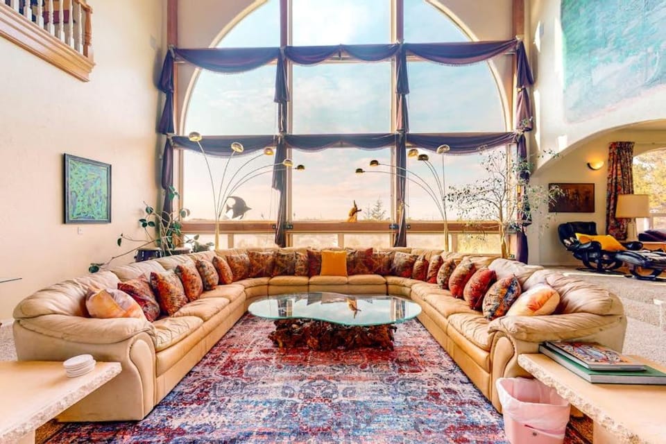 Stunning Spacious Riverfront House with Private Sauna House in Oregon