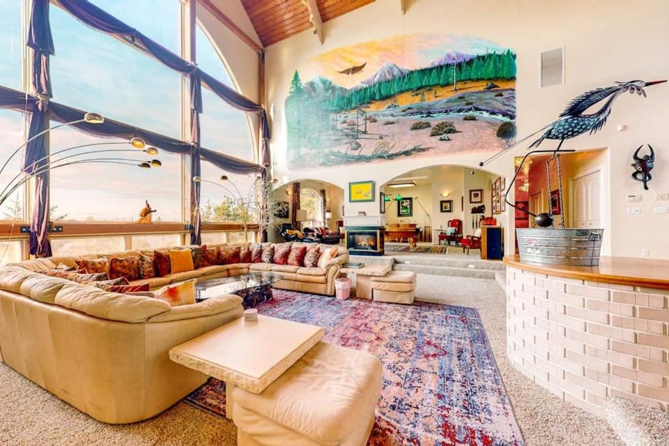 Stunning Spacious Riverfront House with Private Sauna House in Oregon