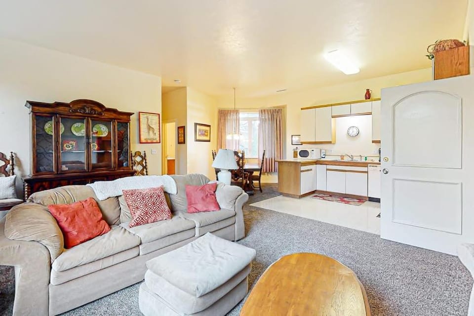 Upstairs Apartment with River Views Free WiFi AC & Beach Nearby Apartment in Oregon