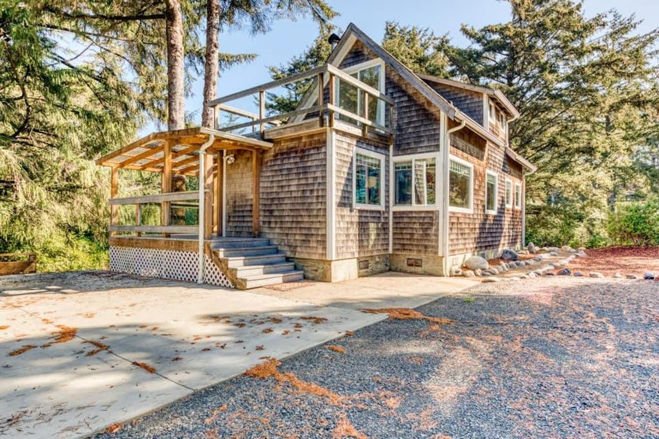 Dog-friendly house near the beach with ocean view and private gas grill House in Oregon