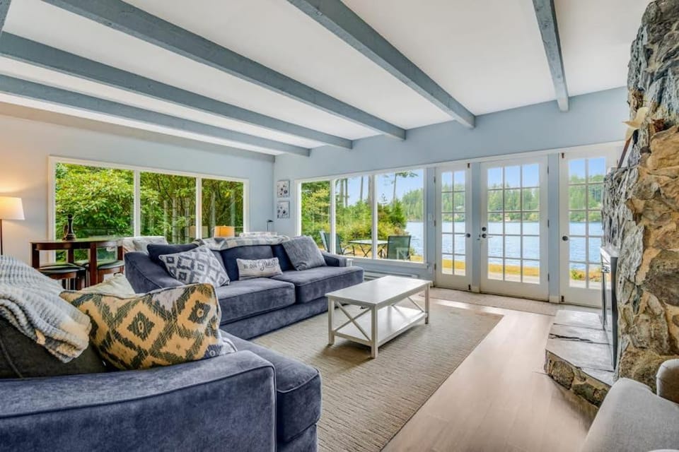 Waterfront retreat with lake views & private hot tub House in Dunes City