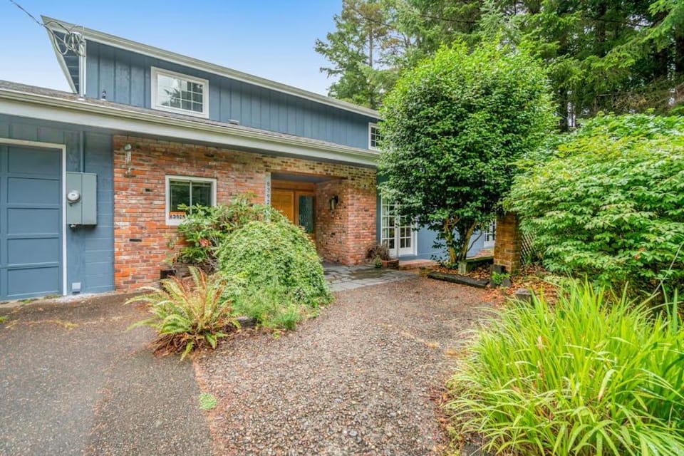 Waterfront retreat with lake views & private hot tub House in Dunes City
