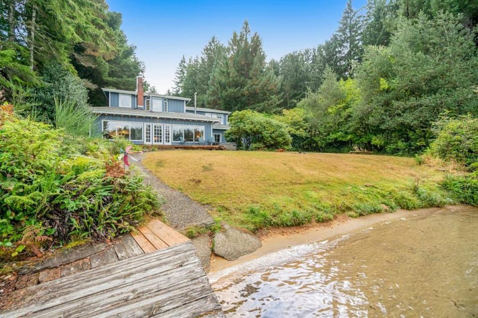 Waterfront retreat with lake views & private hot tub House in Dunes City