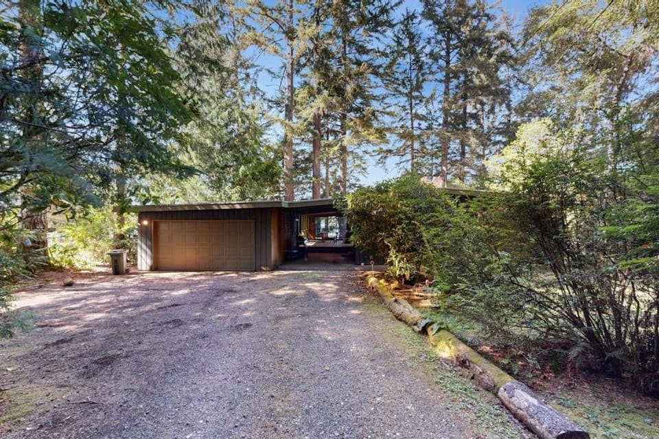 Unique lakefront cabin near the dunes with a private dock & fireplace Cabin in Dunes City
