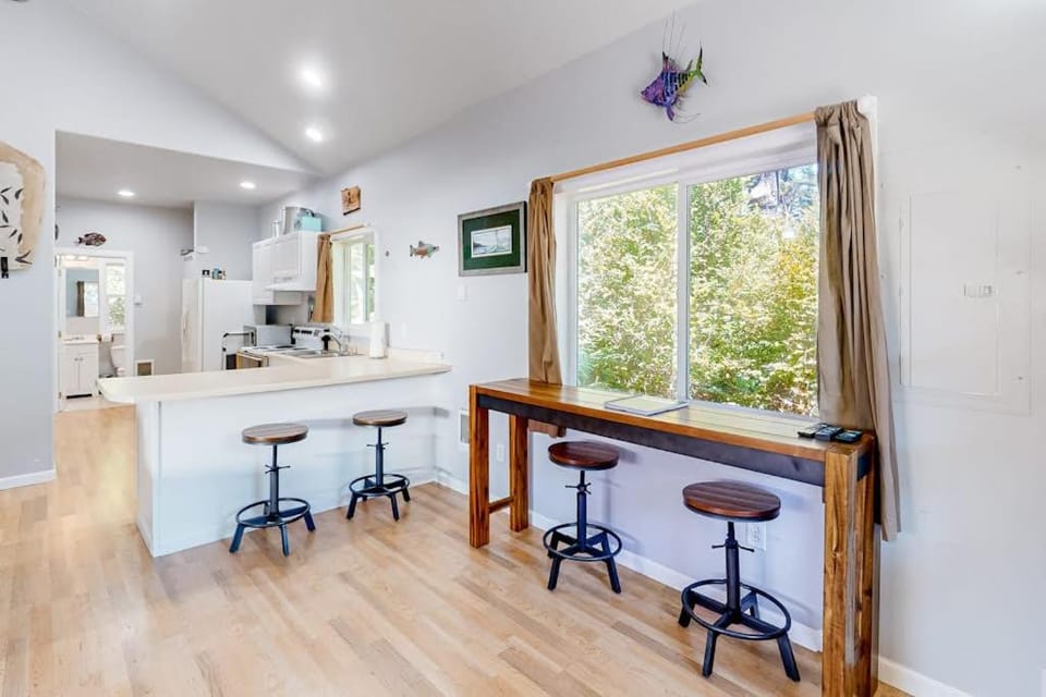 Private quiet dog-friendly home with firepit quarter mile from Heceta Beach House in Oregon