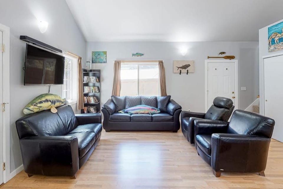 Private quiet dog-friendly home with firepit quarter mile from Heceta Beach House in Oregon
