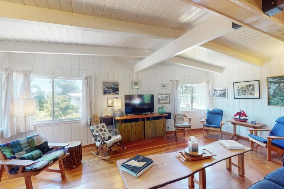 Florence oceanfront escape where cozy meets coastal charm House in Oregon