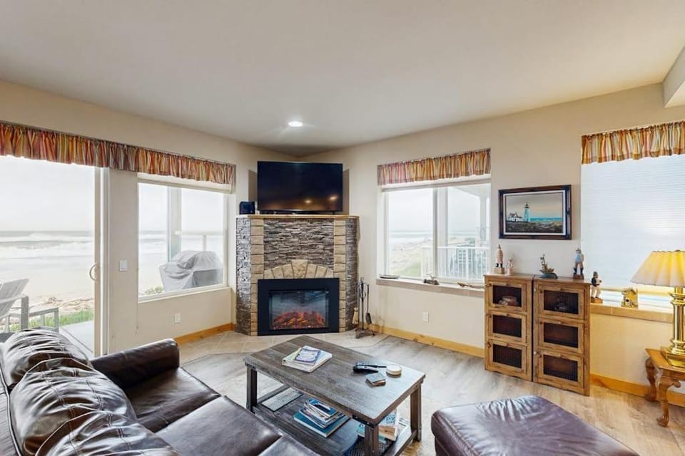 Oceanfront condo with spectacular ocean view - walk to beach House in Gold Beach