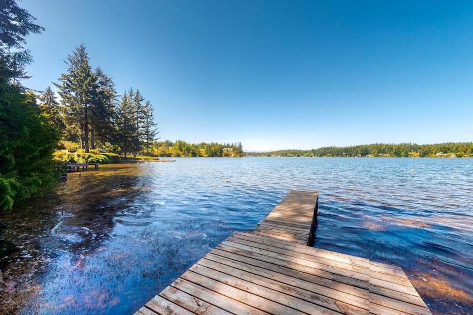 Lakefront dream with private hot tub dock kayaks pedal boat & amazing views House in Dunes City