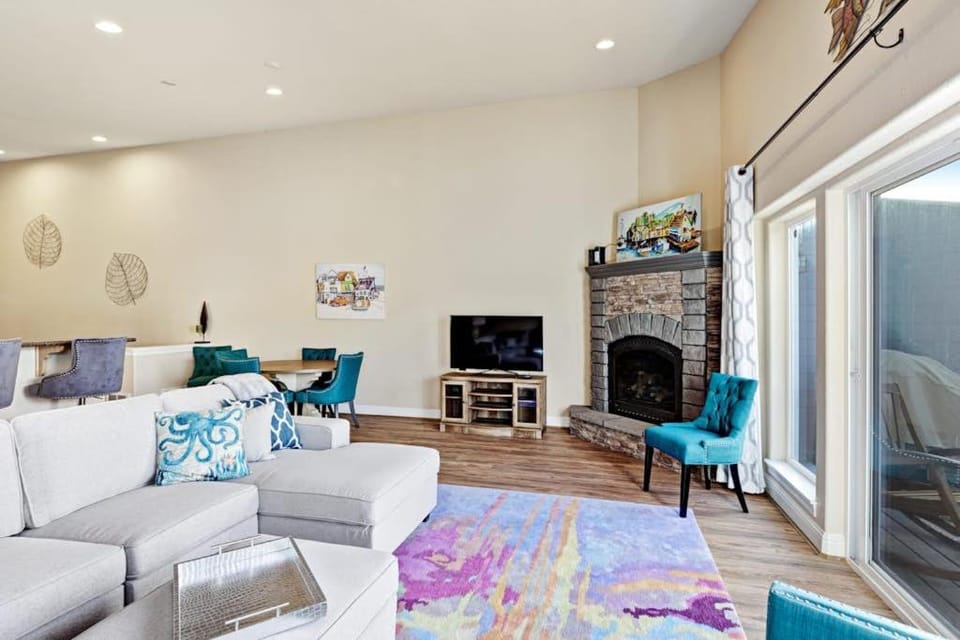 Beachy dog-friendly home with ocean views easy beach access & private hot tub House in Gold Beach