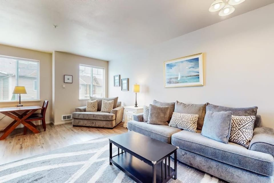 Dog-friendly condo with river views private W&D full kitchen & great location House in Florence