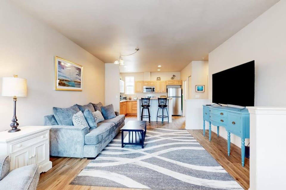 Dog-friendly condo with river views private W&D full kitchen & great location House in Florence