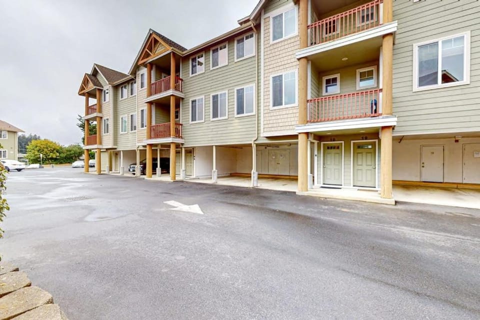 Dog-friendly condo with river views private W&D full kitchen & great location House in Florence