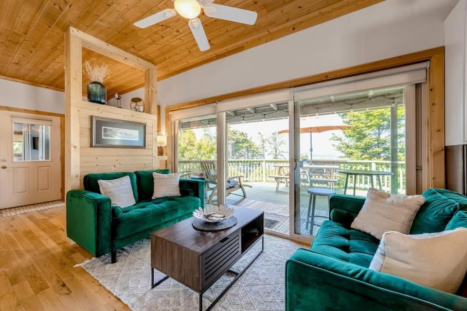 Charming coastal home with water views large covered deck House in Gold Beach