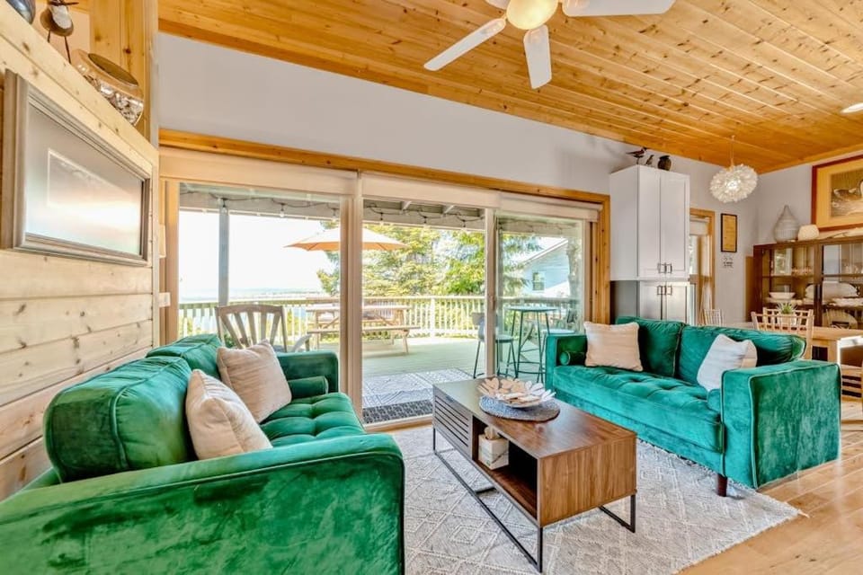 Charming coastal home with water views large covered deck House in Gold Beach
