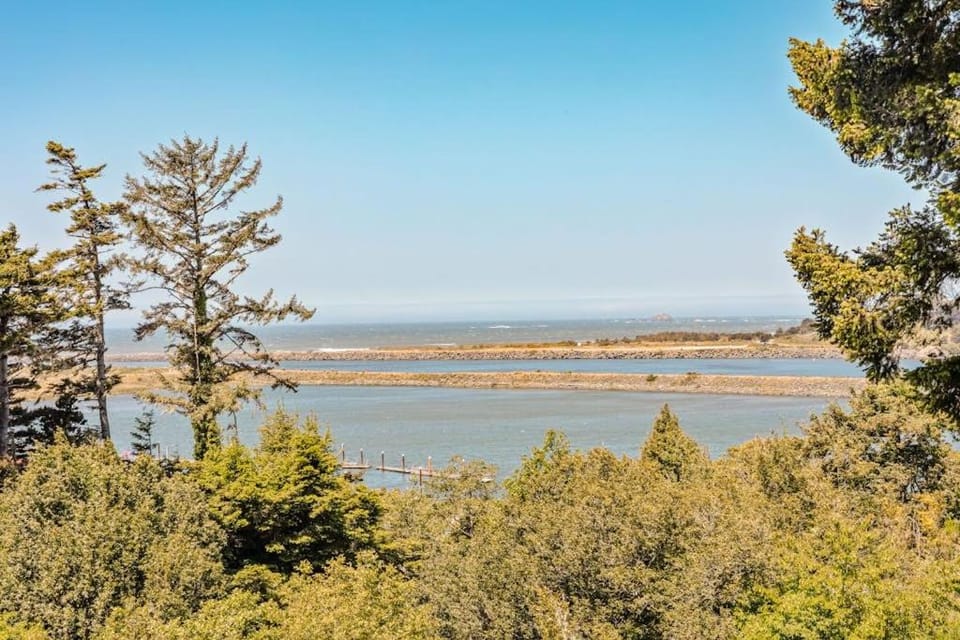 Charming coastal home with water views large covered deck House in Gold Beach