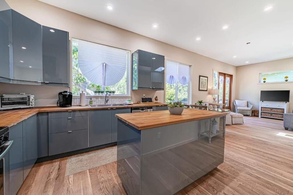 Newly Built Dog-Friendly Colorful Creekside Home - One Mile to the Ocean House in Gold Beach