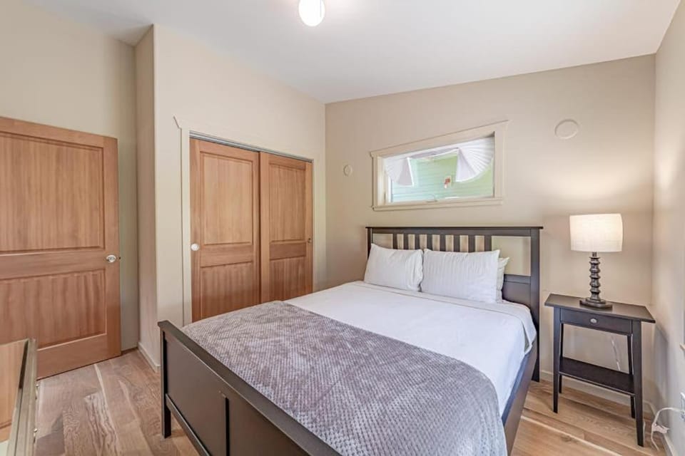 Newly Built Dog-Friendly Colorful Creekside Home - One Mile to the Ocean House in Gold Beach