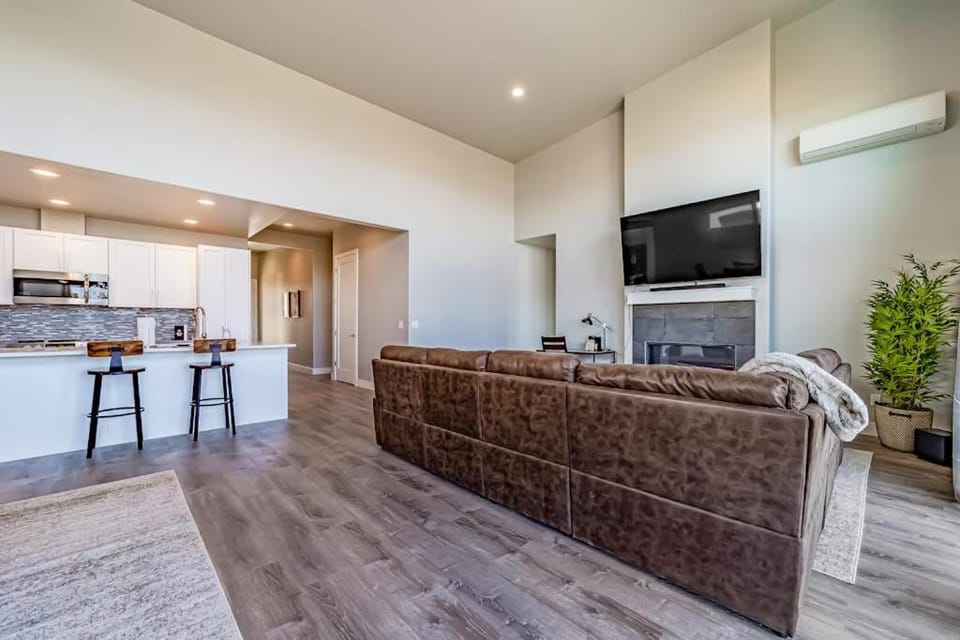 Luxe & Modern Getaway Near Otter Point with Ocean Views Central AC & WiFi House in Oregon