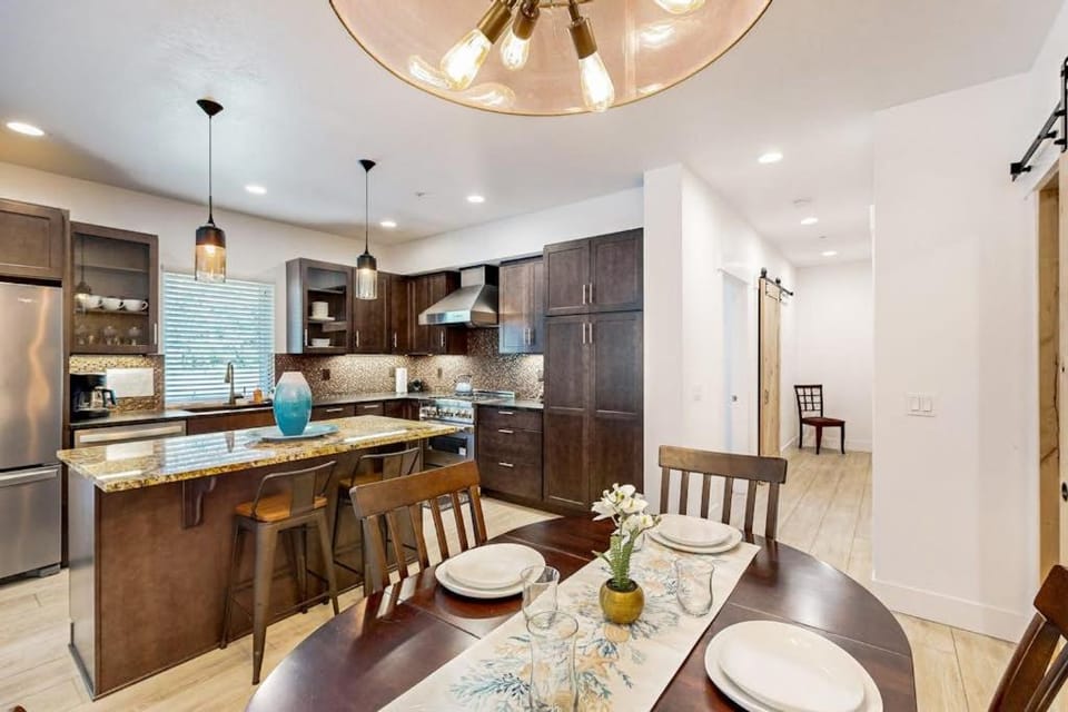 Sunny apartments with fireplace partial ocean views washer&dryer grill & AC Apartment in Gold Beach