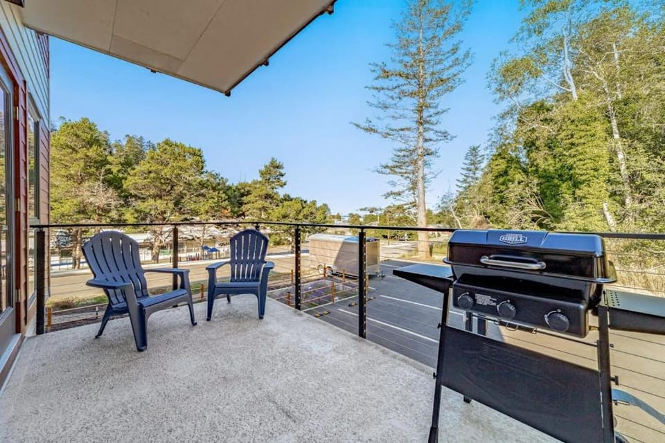 Sunny apartments with fireplace partial ocean views washer&dryer grill & AC Apartment in Gold Beach