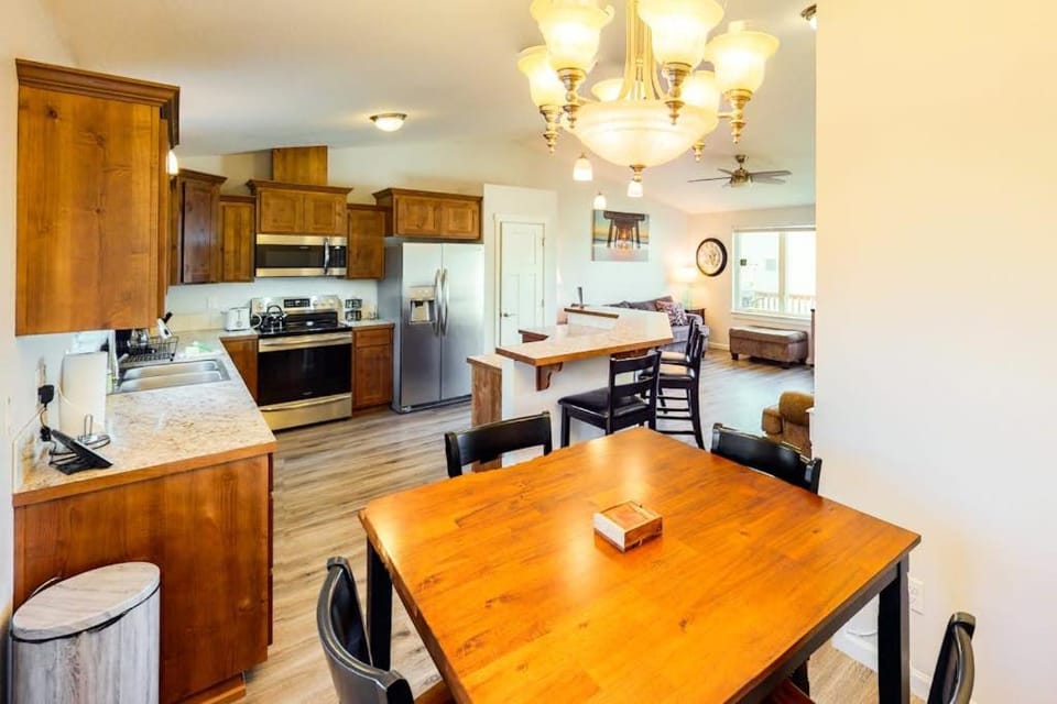 Coastal cottage with stunning ocean views & private gas grill - dogs welcome House in Oregon