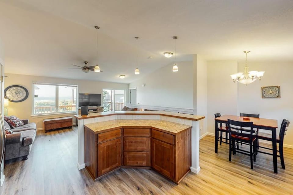 Coastal cottage with stunning ocean views & private gas grill - dogs welcome House in Oregon
