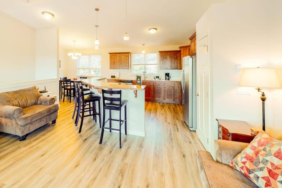 Coastal cottage with stunning ocean views & private gas grill - dogs welcome House in Oregon