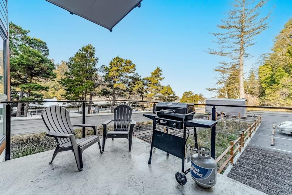 Dog-friendly home near the ocean with fireplaces grill balcony & deck Apartment in Gold Beach