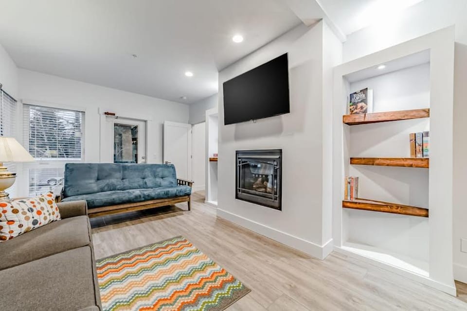 Dog-friendly home near the ocean with fireplaces grill balcony & deck Apartment in Gold Beach