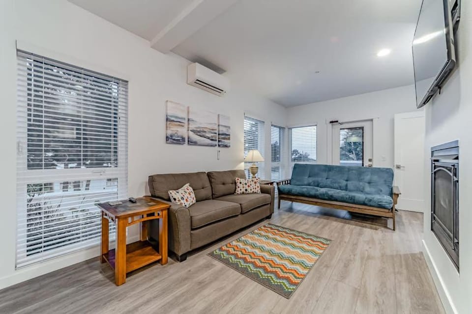 Dog-friendly home near the ocean with fireplaces grill balcony & deck Apartment in Gold Beach