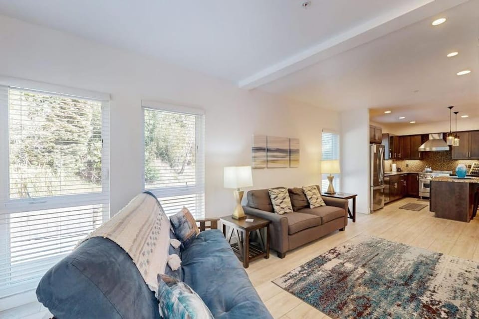 Stunner apt with fireplace grill partial ocean views & partial AC Apartment in Gold Beach