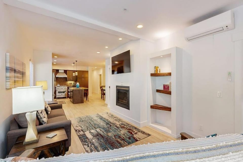 Stunner apt with fireplace grill partial ocean views & partial AC Apartment in Gold Beach