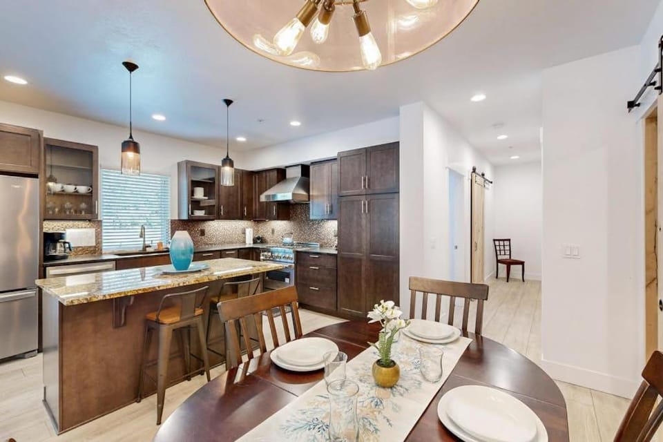 Stunner apt with fireplace grill partial ocean views & partial AC Apartment in Gold Beach
