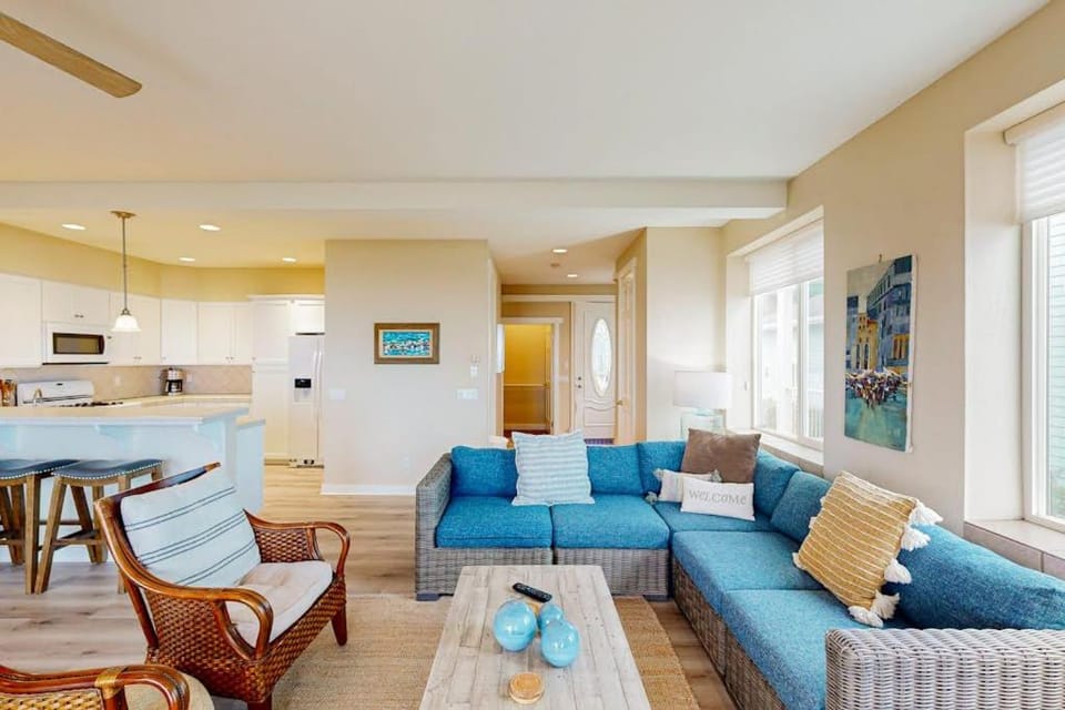 Modern oceanfront home with private hot tub patio & gas fireplace House in Gold Beach