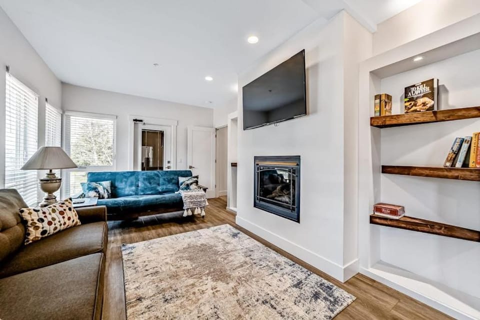 Beautiful apartments with fireplace partial ocean views washer&dryer grill Apartment in Gold Beach